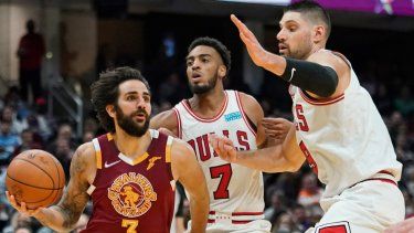 Ricky Rubio (3), de los Cavaliers de Cleveland, enfila hacia la canasta ante la marca defensiva de Troy Brown Jr. (7) y Nikola Vucevic (9), de los Bulls de Chicago, en la segunda mitad del juego de baloncesto de la NBA, el miércoles 8 de diciembre de 2021.