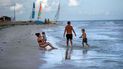 Turistas vacacionan en la playa del hotel Iberostar Selection Varadero, en Varadero, Cuba. 