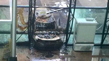 Los bomberos apagaron el fuego, cuyas llamas llegaron a alcanzar los 14 metros de altura.