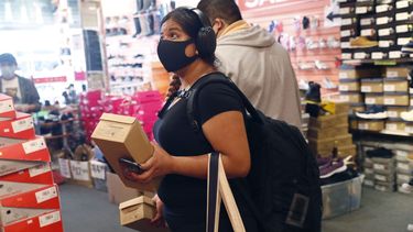 Jessica Reyes compra zapatos en un local en Brooklyn, Nueva York, el 8 de junio de 2020.