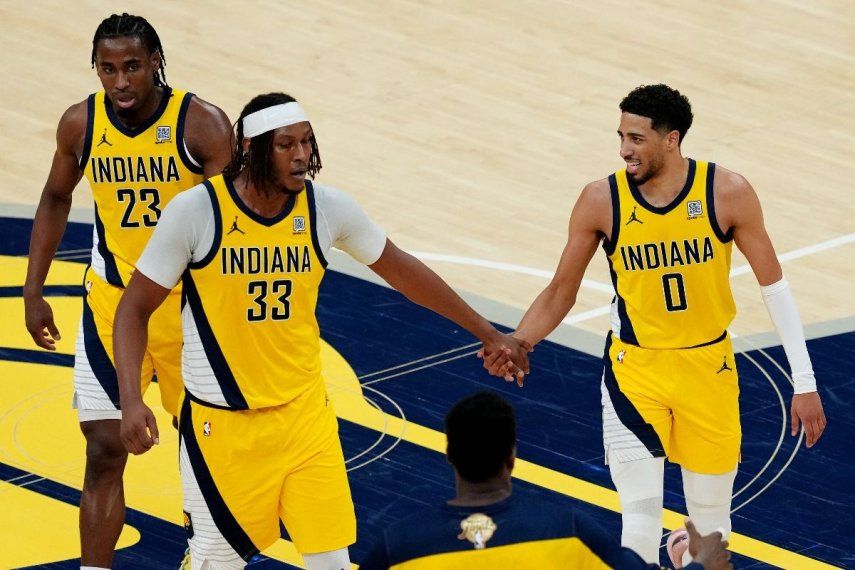 INDIANÁPOLIS, INDIANA - 19 DE JUNIO: Myles Turner #33 y Tyrese Haliburton #0 de los Indiana Pacers reaccionan durante el tercer cuarto contra los Oklahoma City Thunder en el sexto partido de las Finales de la NBA de 2025 en el Gainbridge Fieldhouse el 19 de junio de 2025 en Indianápolis, Indiana. NOTA PARA EL USUARIO: El usuario reconoce y acepta expresamente que, al descargar o usar esta fotografía, acepta los términos y condiciones del Acuerdo de Licencia de Getty Images.&nbsp;