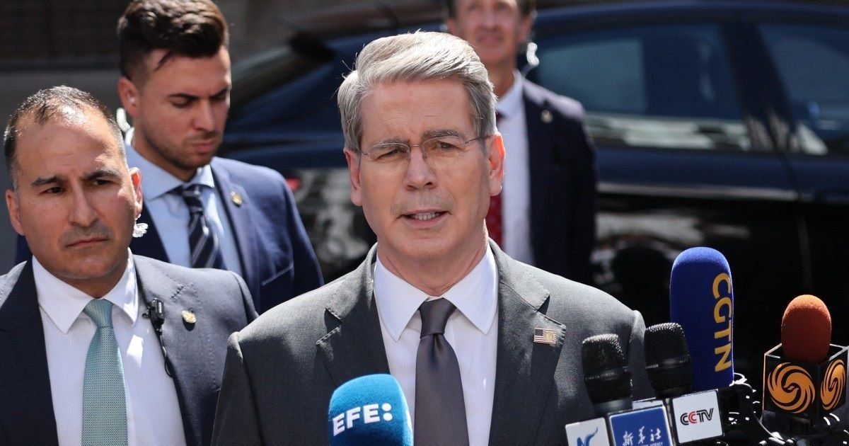 Secretario del Tesoro de EEUU acusa a China de querer dañar la economía global