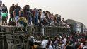Decenas de personas se bajan del tren volcado en Egipto. Decenas de personas se bajan del tren volcado en Egipto.