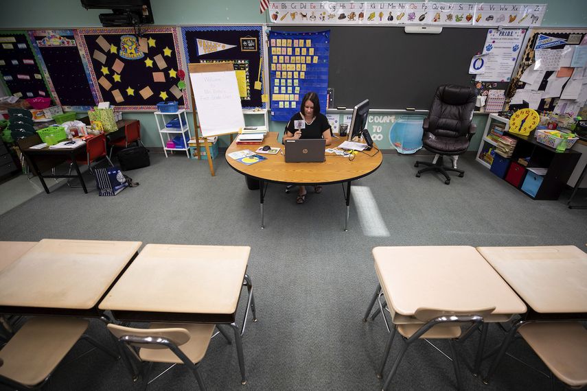 Fotografía de archivo del 27 de agosto de 2020 de la maestra de primero de primaria de la Escuela Primaria Valley View, Janelle Benke, dando una clase virtual en su salón vacío en el primer día de clases en Blakely, Pensilvania.&nbsp;