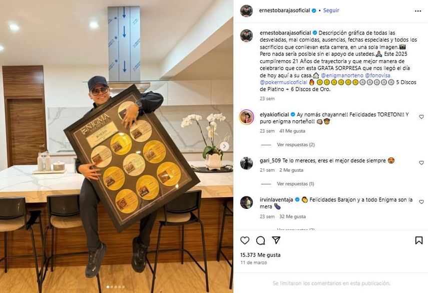 Ernesto Barajas posa junto a sus cinco Discos de Platino y seis Discos de Oro.&nbsp;