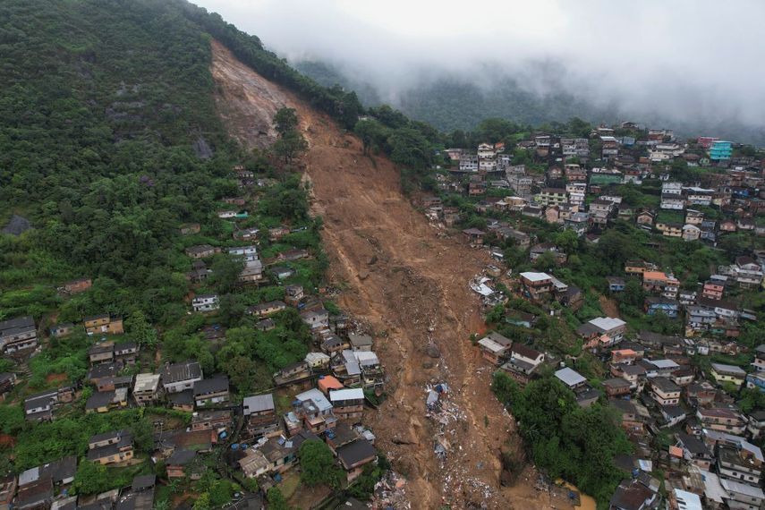 Una vista aérea muestra un vecindario afectado por los deslaves en Petrópolis, Brasil, el 16 de febrero de 2022