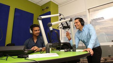 El nuevo programa se transmitirá de lunes a viernes entre las 11 y las 12 del mediodía en 22 emisoras de La Romántica. (Foto Cortesía Cala.com)