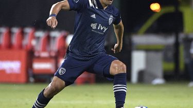 El volante de Sporting de Kansas City Roger Espinoza en acción ante el Minnesota United en Kissimme, Florida, el 12 de julio del 2020. Espinoza lanzó una iniciativa para conseguir ayuda para las víctimas de la pandemia y los huracanes que azotan Honduras, su país natal.