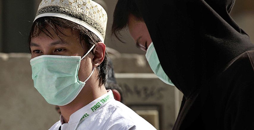 Peregrinos musulmanes con tapabocas para evitar contagiarse de la enfermedad respiratoria MERS en la ciudad sagrada de La Meca, en Arabia Saudita. (AP)