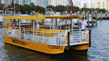 Uno de los taxis acuáticos que presta sus servicios en la zona de Miami Beach (CORTESÍA).