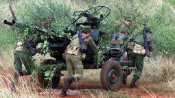 Un grupo de soldados cubanos traslada una pieza de artillería durante las maniobras militares. Un grupo de soldados cubanos traslada una pieza de artillería durante las maniobras militares.