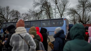 Varias personas y niños, esperan para cruzar a Rumanía, en el paso fronterizo de Porubne, a 5 de marzo de 2022, en el oeste de Ucrania.&nbsp; 