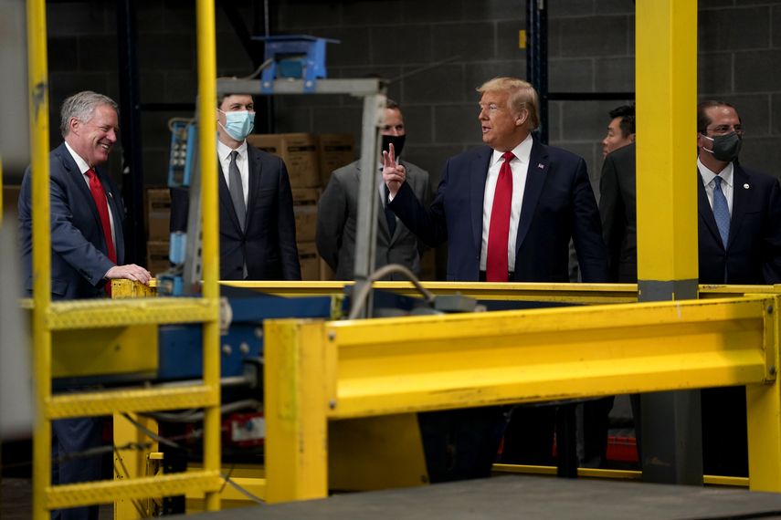 El presidente Donald Trump visita la compañía de suministros médicos Owens & Minor Inc., en Allentown, Pennsylvania. 