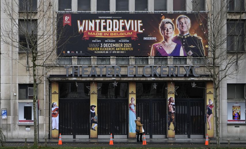 Una mujer frente a un teatro cerrado en Amberes, Bélgica, el 27 de diciembre de 2021. Representantes de actores, artistas y operadores de cine en Bélgica han manifestado su inconformidad con la decisión del Gobierno de cerrar salas de cine y otros centros culturales por preocupaciones sobre el coronavirus.