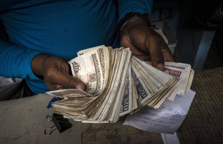 De los poco más de 70 pesos que costaba un dólar el día 11 de enero, hoy se estén pagando hasta 92 pesos y hasta 100 por cada billete estadounidense