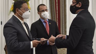 El presidente boliviano Luis Arce (izquierda) recibe las cartas credenciales del nuevo embajador venezolano en Bolivia, Alexander Yáñez (derecha), mientras el canciller de la dictadura venezolana Jorge Arreaza observa durante una ceremonia en La Paz, el 11 de noviembre de 2020.