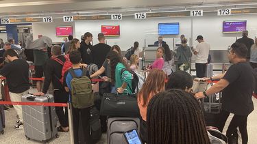 Miles de pasajeros acuden al Aeropuerto Internacional de Miami.