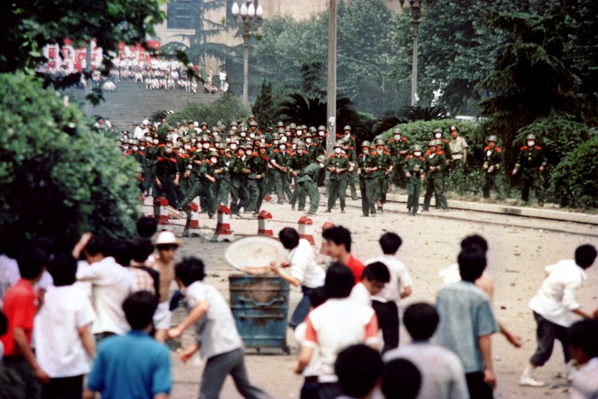 Ciudadanos y estudiantes chinos de Chengdu, capital de la provincia de Sichuan, lanzan piedras a las tropas el 4 de junio de 1989 durante un motín tras la proclamación del estado de guerra en la ciudad. La muerte del exlíder del partido comunista Hu Yaobang, el 15 de abril, desató una serie de protestas a favor de la democracia. En una demostración de fuerza, los líderes chinos descargaron su furia y frustración contra los disidentes estudiantiles y sus partidarios.&nbsp;