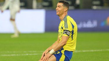 El portugués Cristiano Ronaldo hace un gesto en el campo durante un partido entre su Al-Nassr y el Al-Fateh, el 26 de enero de 2025.