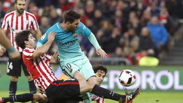 El delantero argentino del Barcelona, Leo Messi (centro), disputa un balón ante los jugadores del Athletic de Bilbao, Mikel San José (izquierda) y Xabier Etxeita