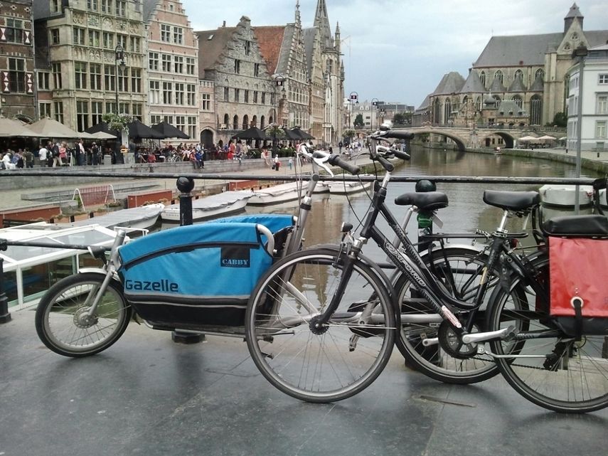 En Brujas, Bélgica, se organizan excursiones para recorrer la ciudad y sus principales monumentos mientras pedaleas.&nbsp;