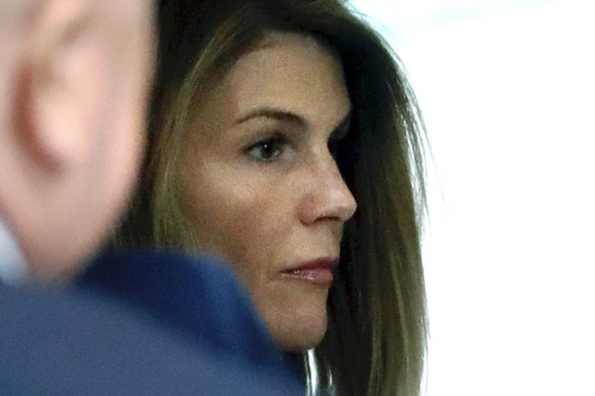 En esta foto del 27 de agosto de 2019, Lori Loughlin entra por la puerta trasera a una corte federal en Boston para una audiencia en el caso de sobornos a universidades estadounidenses.
