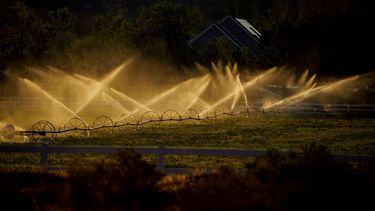 Riego de cultivos en un campo de Moab (Utah).