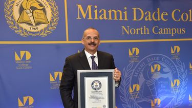 Alejandro Rebolledo, abogado experto en la lucha contra el crimen organizado, muestra su reconocimiento como récord Guinnes.&nbsp;