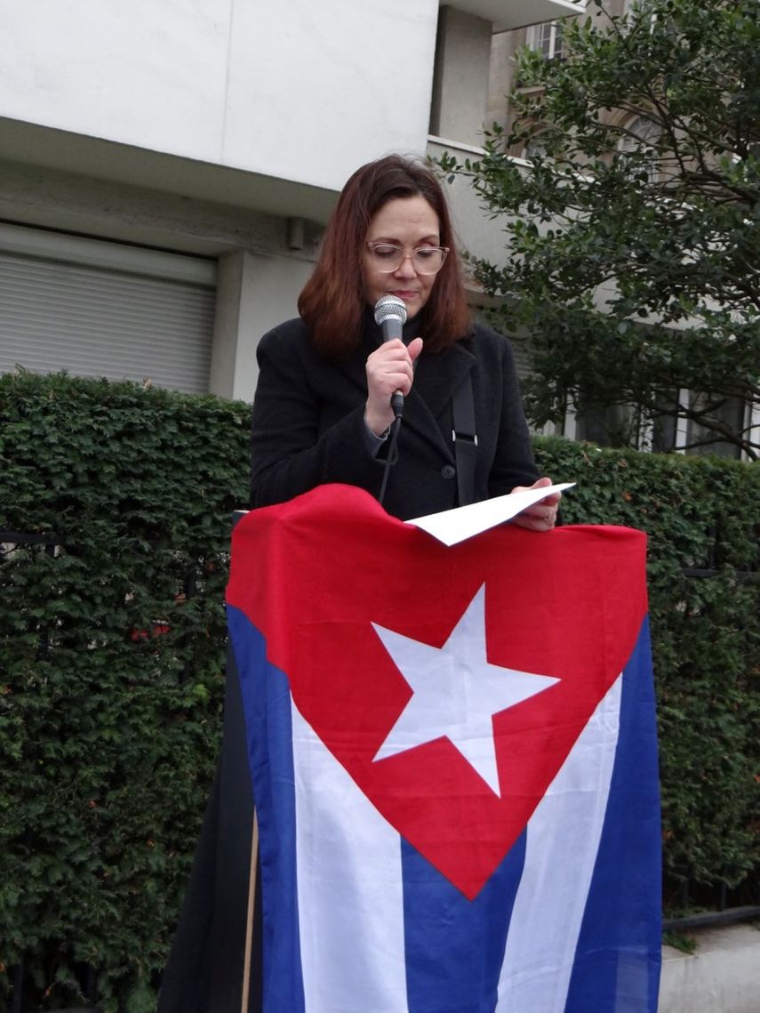 La activista Iliana de la Guardia lee un comunicado frente a la Embajada de Rusia en París.&nbsp;