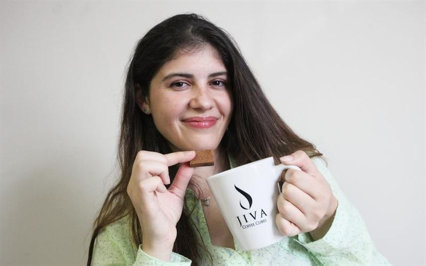 Natalia Jiménez, mostrando sus cubitos solubles de café Jiva.