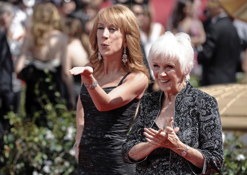 En esta foto del 29 de agosto del 2010, Kathy Griffin y su madre, Maggie Griffin, llegan a la ceremonia de los premios Emmy en Los Angeles.&nbsp;
