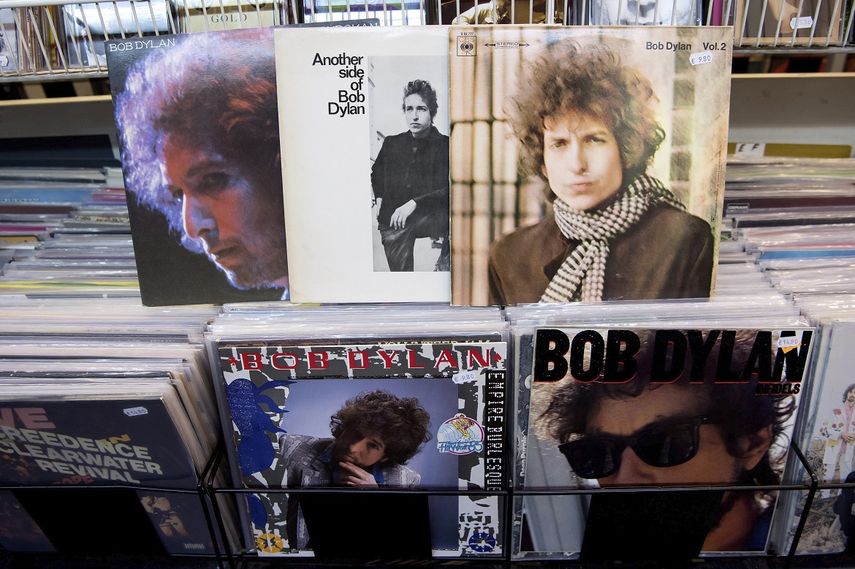 Álbumes del galardonado con el Nobel de Literatura 2016, el cantante estadounidense&nbsp;Bob&nbsp;Dylan&nbsp;en una tienda de música de Múnich, Alemania