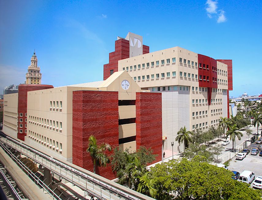 Vista parcial de una de las edificiaciones de Miami Dade College, en el centro de Miami.