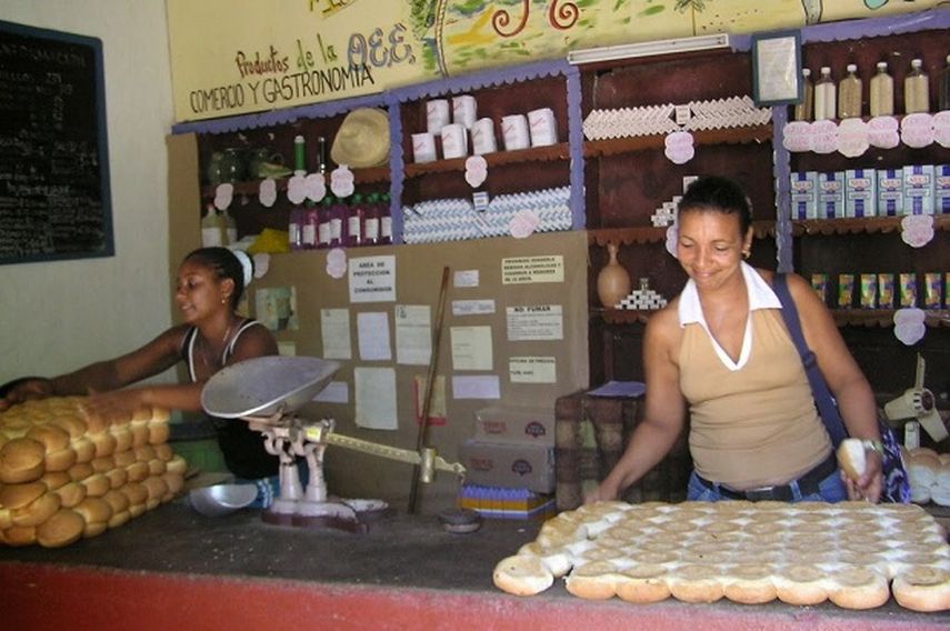 Cada cubano tiene como cuota diaria, una ración del cuestionado pan.  (CORTESÍA/deivangarciaysusamigos.blogspot.com)