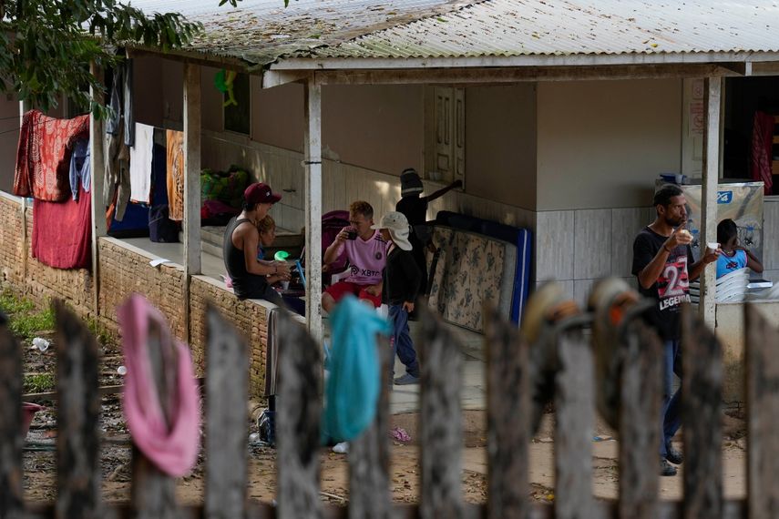 Migrantes venezolanos desayunan en un albergue en Assis, Brasil, el 20 de junio de 2024. Migrantes, policías, funcionarios y analistas afirman que la decisión de Joe Biden de suspender temporalmente el asilo ha generado una actitud de espera entre los migrantes que están en Brasil y han paralizado sus planes de llegar a Estados Unidos.