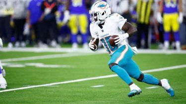 El jugador Tyreek Hill, de los Dolphins de Miami, corre con el balón durante un juego ante los Rams de Los Ángeles, el 11 de noviembre de 2024.