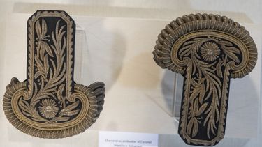 Charreteras de uniforme militar de gala, que se cree que usó el coronel Francisco Bolognesi, héroe del cuerpo del Ejército peruano, se exhiben en el Wasinman Kutispa (Regreso a casa en lengua quechua nativa) en el Ministerio de Cultura en Lima, Perú, el 13 de febrero de 2023.