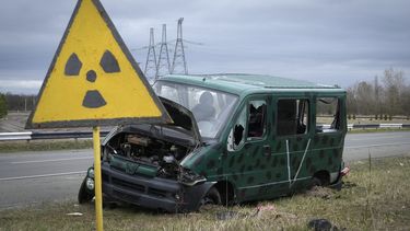 Un letrero de peligro de radiación cerca de un vehículo dañado con una letra V, indicando que era utilizado por el ejército ruso, cerca de la planta fuera de servicio en Chérnobil, Ucrania, el 26 de abril de 2022.&nbsp;
