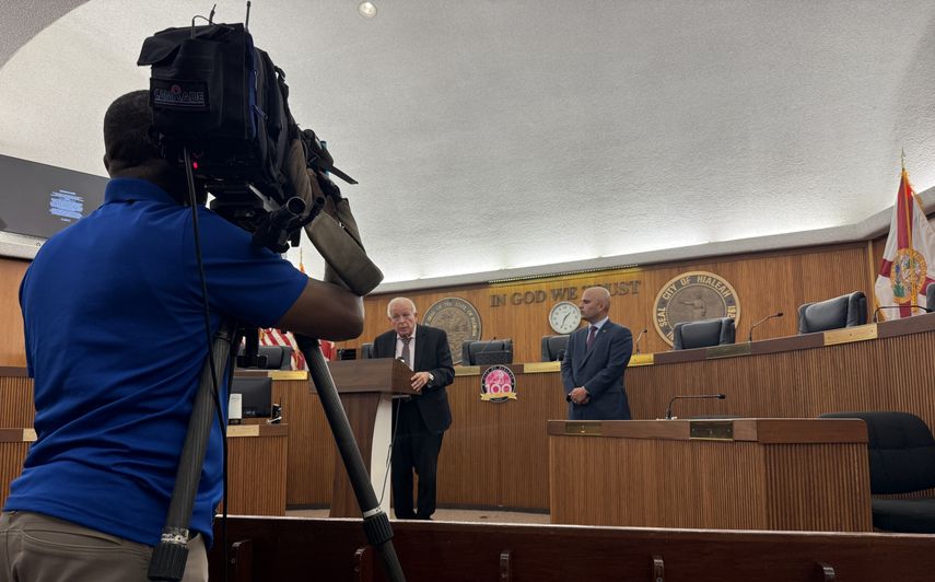 Tomás Regalado, tasador de la propiedad, en rueda de prensa con el concejal de Hialeah Jesús Tundidor.&nbsp;