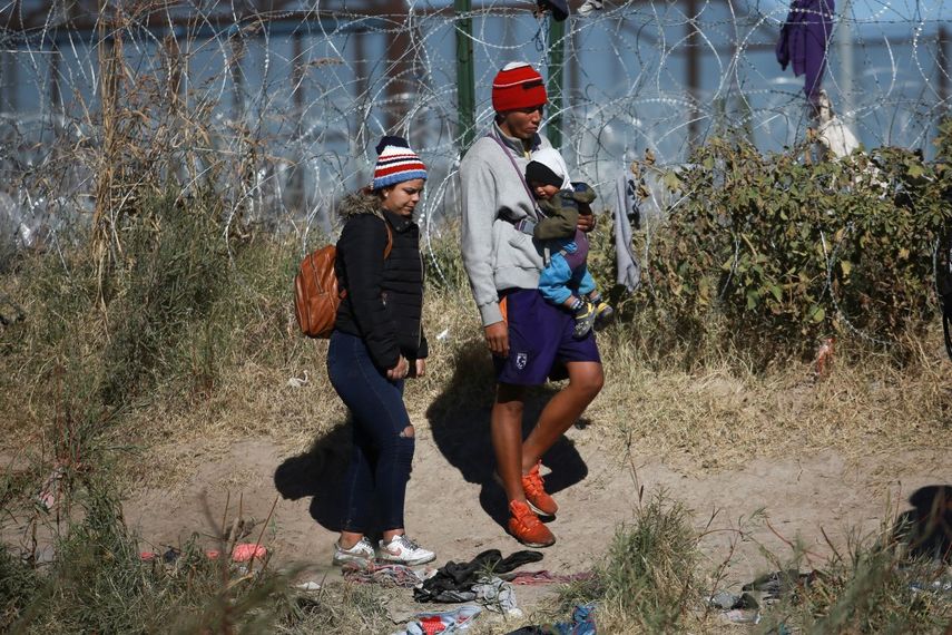 Migrantes con un bebé caminan hacia el lado estadounidense de la frontera desde Ciudad Juárez, México, el 27 de diciembre de 2023.&nbsp;