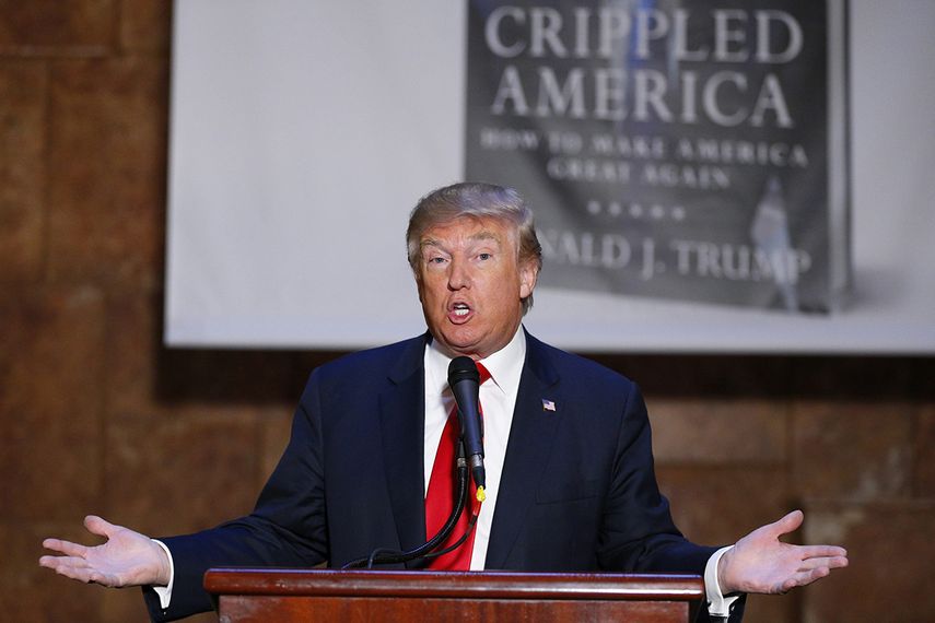 Trump dedica uno de los capítulos de su libro, titulado Inmigración: Buenos muros, hacen buenos vecinos, al problema migratorio. No estoy en contra de la inmigración. Amo la inmigración. Lo que no amo es el concepto de inmigración ilegal, escribe T