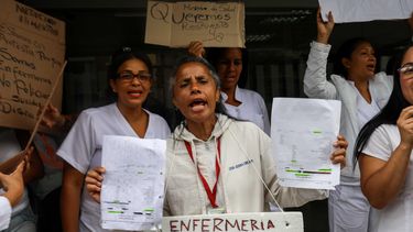 Enfermeras del Instituto de Previsión y Asistencia Social para el Personal del Ministerio de Educación (IPASME) participan en una protesta en Caracas.