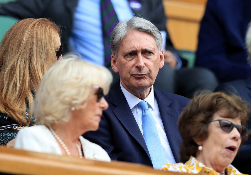 Philip Hammond (cen.), ministro de Finanzas de Reino Unido.