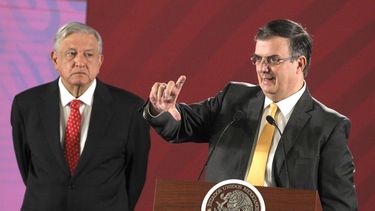 El canciller mexicano Marcelo Ebrard junto al presidente Andrés Manuel López Obrador, en el Palacio Nacional.