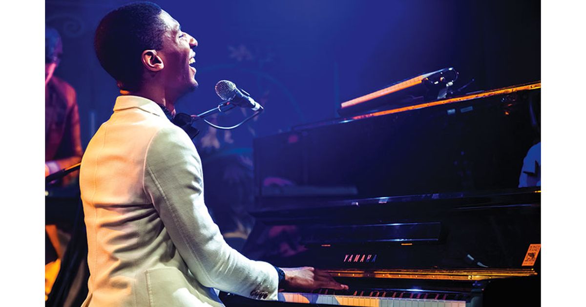 El jazzista Jon Batiste y su piano prodigioso en Miami