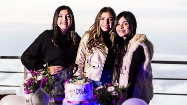 Glitch está integrado por: Luisana (Lulú), Sarah (Sarah) y Paula (Pau).