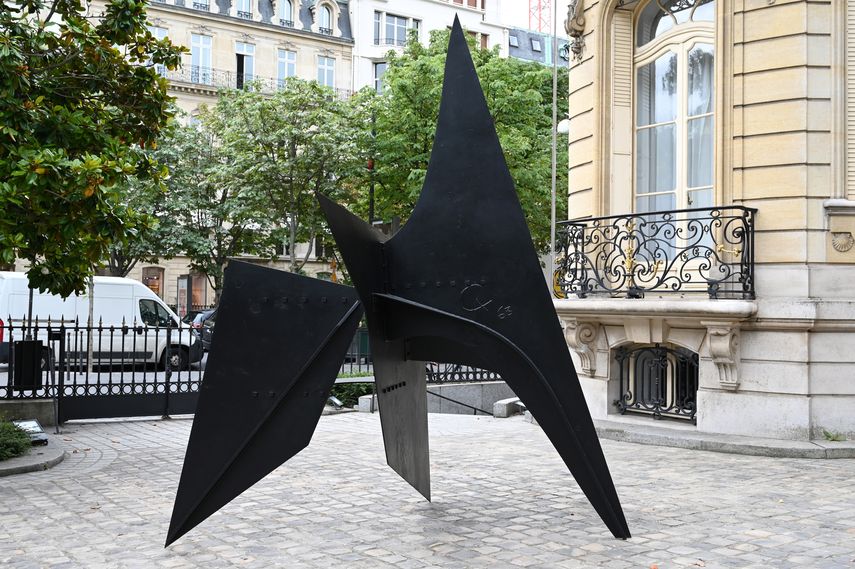 Esta imagen muestra una&nbsp;obra sin t&iacute;tulo del artista estadounidense Alexander Calder en el patio de la casa de subastas Artcurial en Par&iacute;s el dos de julio de 2020 antes de su venta que se realizar&aacute; el ocho de julio de 2020.&nbsp;
