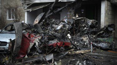 En la imagen, vista del lugar donde un helicóptero se estrelló contra infraestructura civil, en Brovary, a las afueras de Kiev, el 18 de enero de 2023.&nbsp; 