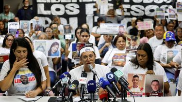 Diego Casanova (C), familiar de un preso político, interviene durante una rueda de prensa en Caracas el 23 de febrero de 2026. Más de 200 presos políticos venezolanos se encontraban en huelga de hambre el 22 de febrero de 2026 para exigir su liberación en el marco de una nueva ley de amnistía que excluye a muchos de ellos.