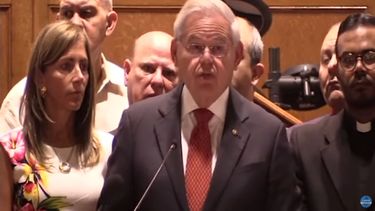 Senador Bob Menéndez urge a la Cámara Alta aprobar medidas de control de armas de fuego.